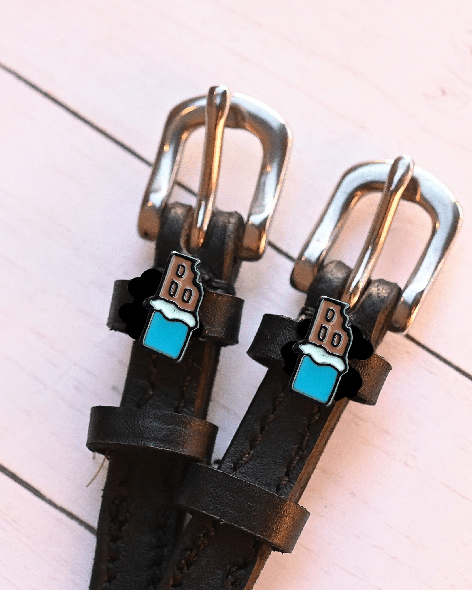 Chocolate Bar Spur Straps ManeJane black leather spur straps with non-stretch interior and stainless steel buckle for Engli.