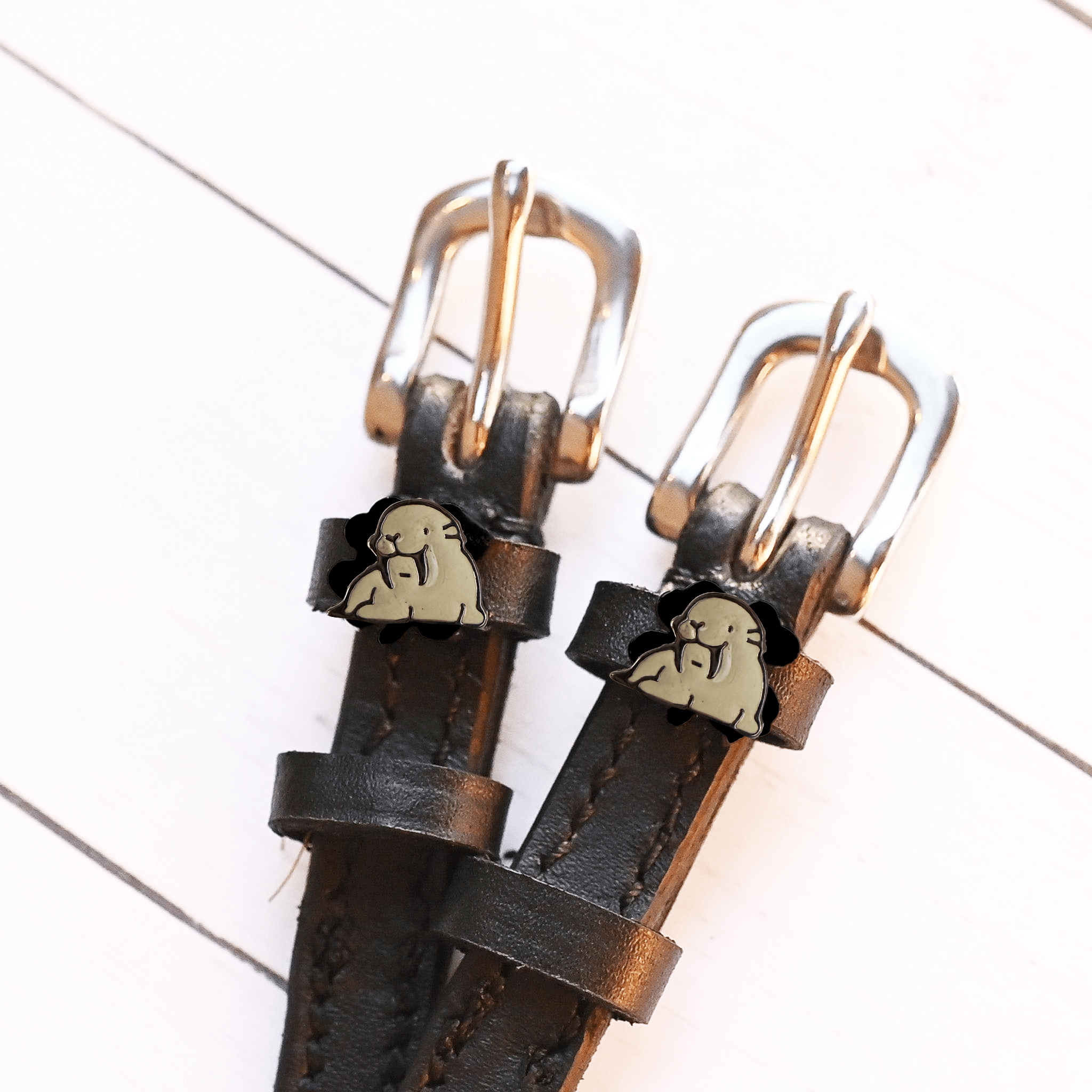 Walrus Spur Straps ManeJane black leather spur straps with non-stretch interior and stainless steel buckle for English ridi.